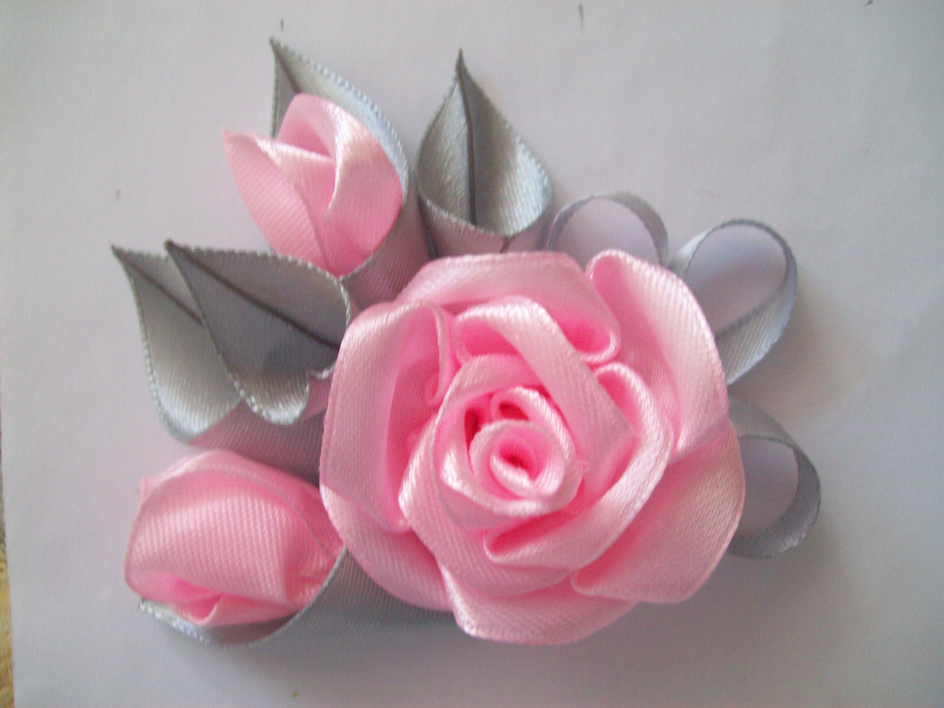 Цветы из лент своими руками: пошаговая инструкция по изготовлению роз идругих элементов декора