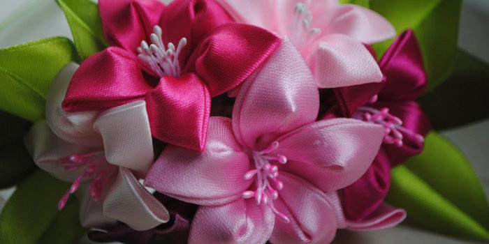 Цветы из лент своими руками: пошаговая инструкция по изготовлению роз идругих элементов декора