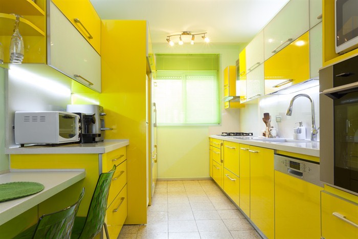 Лимонный цвет: гармоничные сочетания жёлтых оттенков в кухонном интерьере