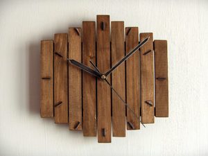 Часы из деревянных панелей