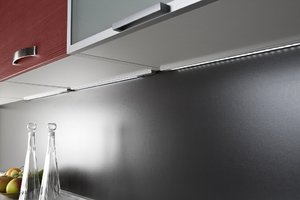 Современные лампы под шкафами
