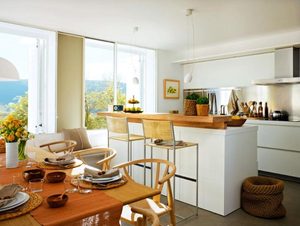 Дизайн это простой и уютной кухни с барной стойкой может быть отличным примером