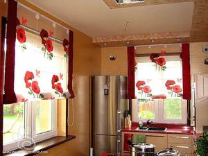Выбрав для римских штор ткань с ярким цветочным принтом, можно оригинально украсить окна