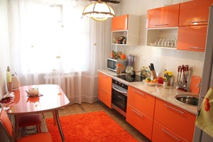 Интерьер оранжевой кухни